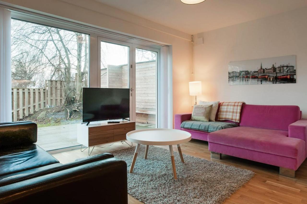 Townhouse On Arlanda Stockholm Metro Line - Easy Checkin Villa Sollentuna Bagian luar foto