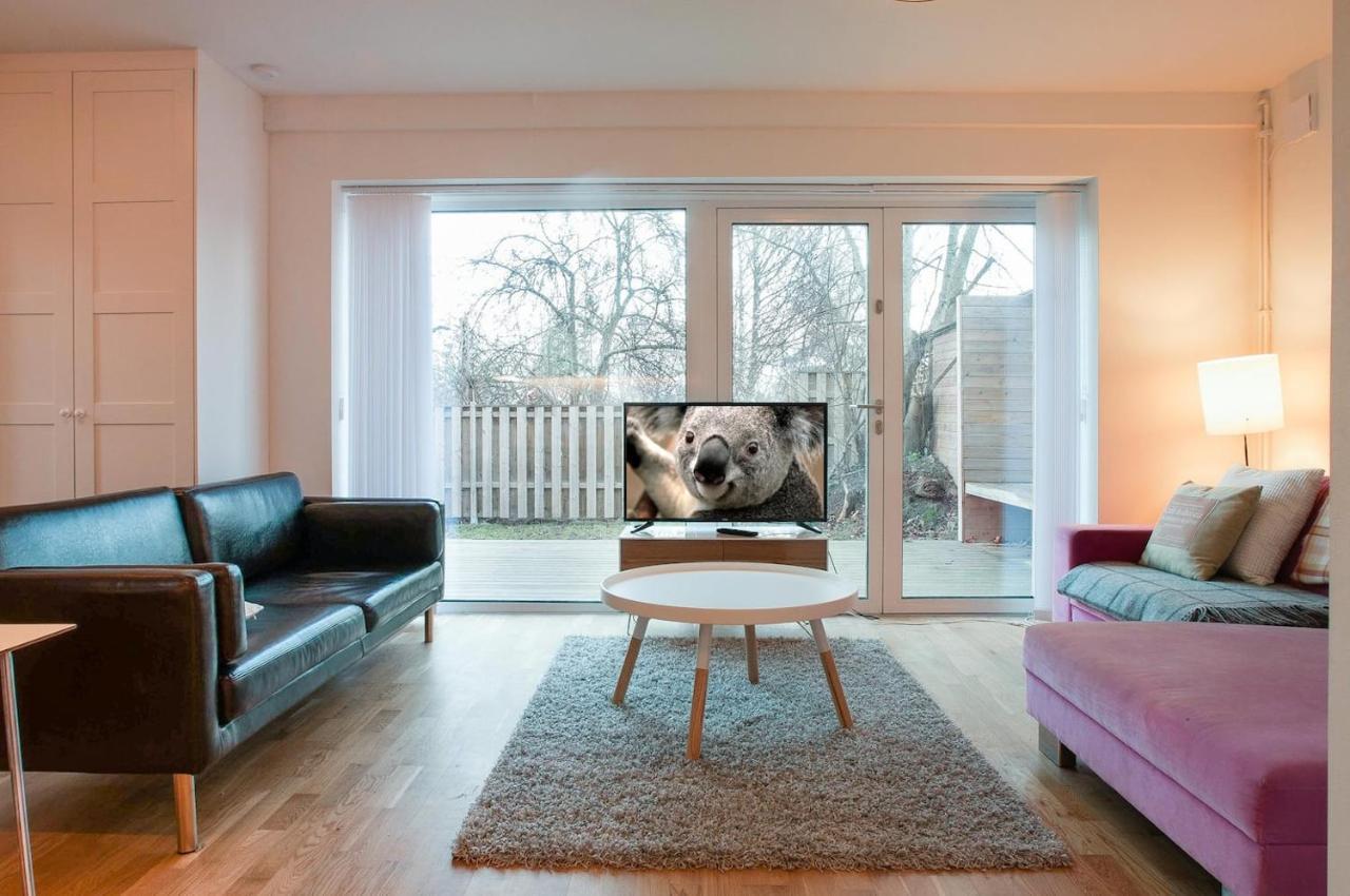 Townhouse On Arlanda Stockholm Metro Line - Easy Checkin Villa Sollentuna Bagian luar foto